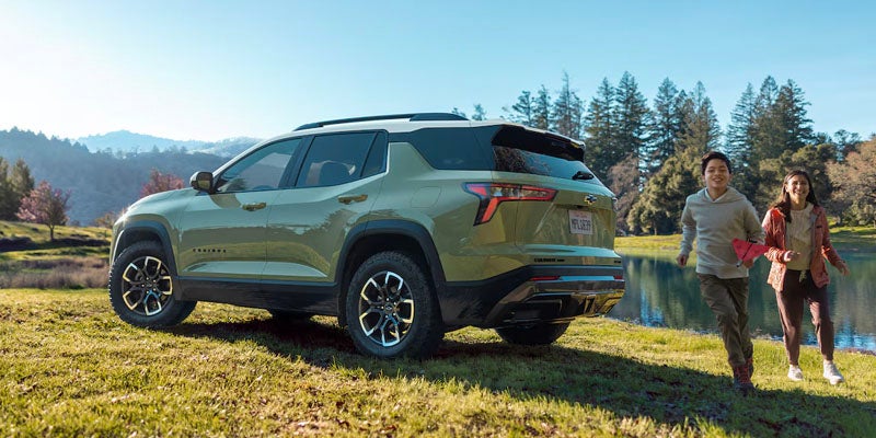 Kids running next to a 2025 Chevrolet Equinox